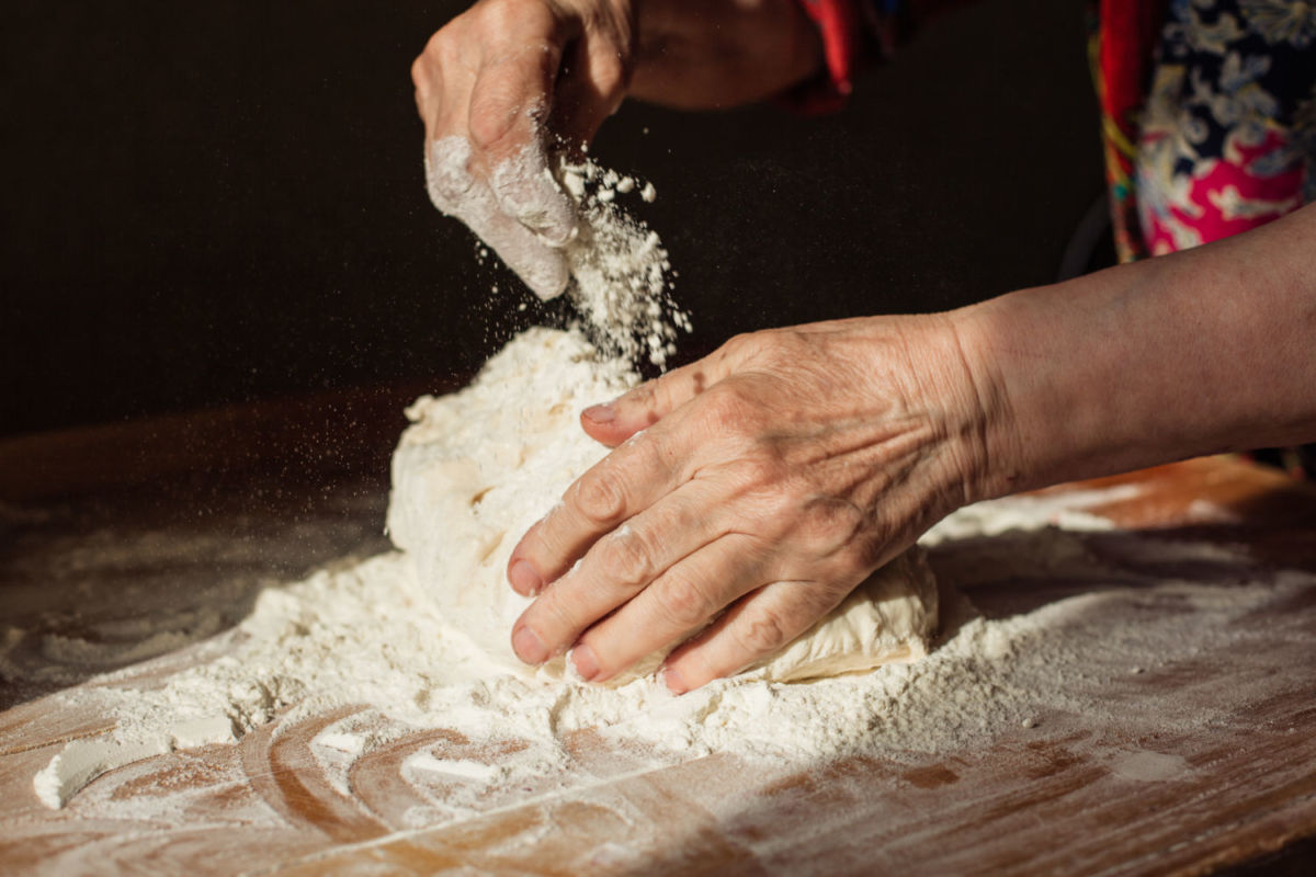 Persona elaborando pan de masa madre