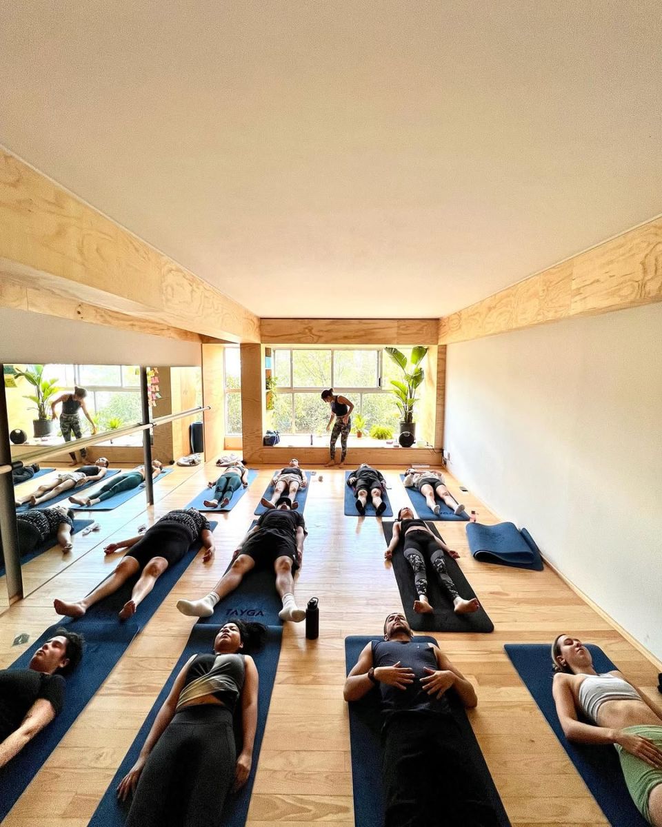 Ir a clases de yoga, meditación y pilates te ayuda a conocer nuevas personas 