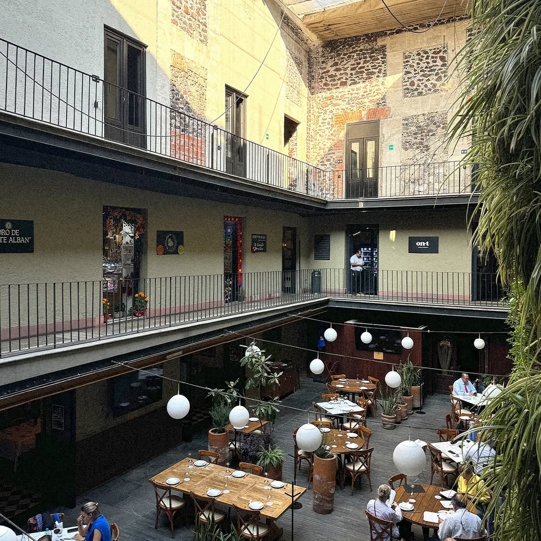 Dentro de la propiedad hay 20 tienes que promueven el diseño mexicano 
