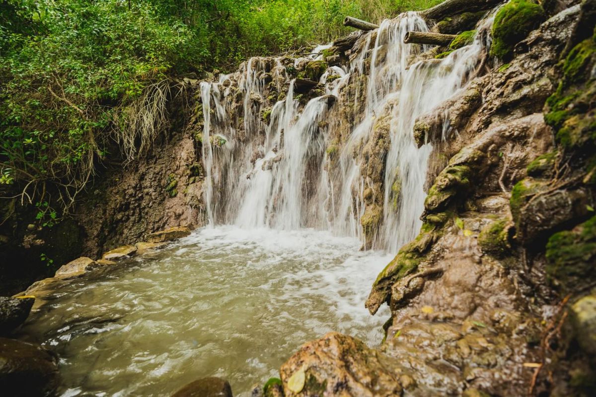Cascada y manantial en la reserva ecológica de El Ganthe