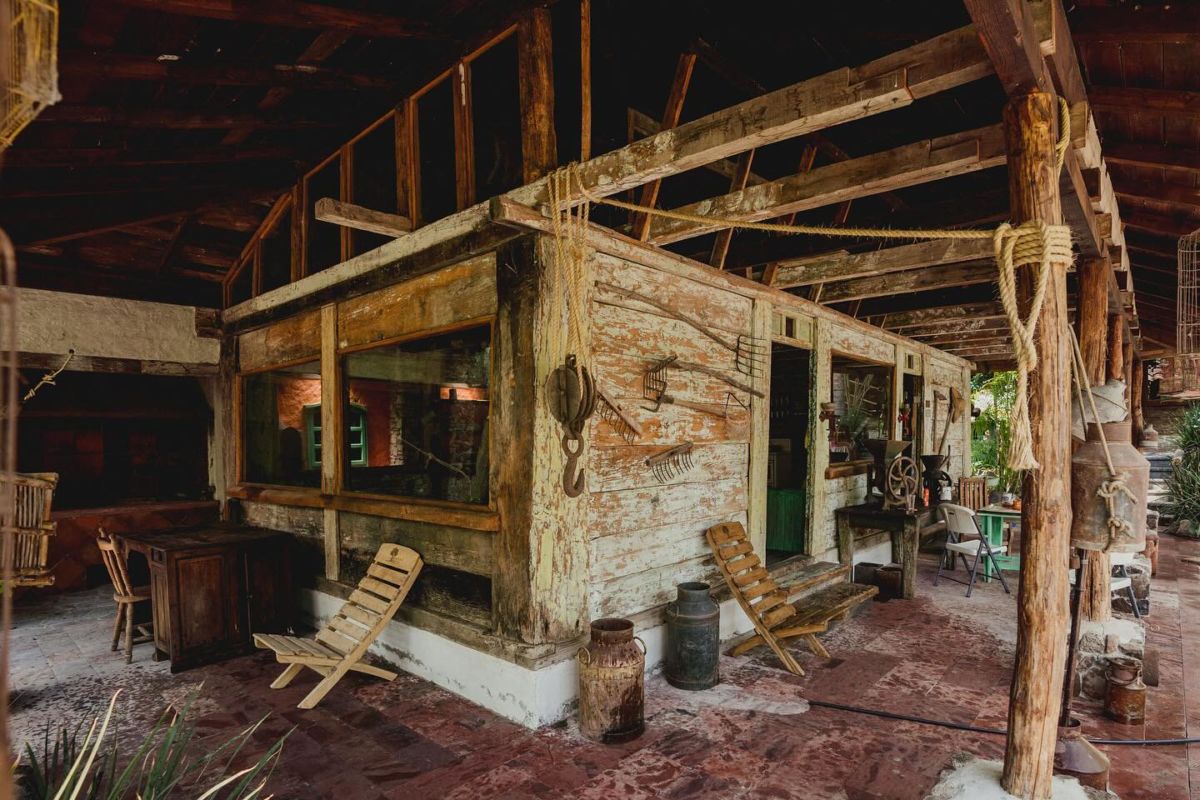 El lugar tiene una hermosa cantina de época