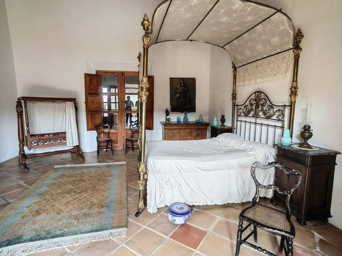 Un paseo por la historia entre muebles antiguos y jardines
