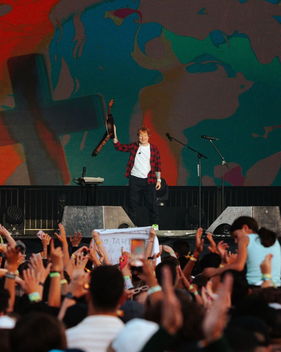 Ed Sheeran cantando en BottleRock Napa Valley.