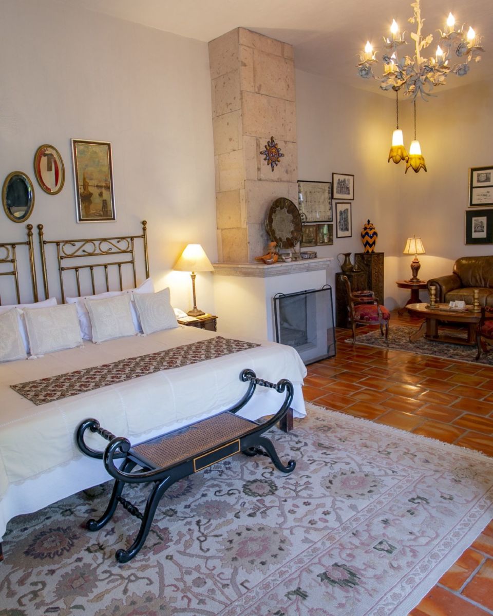 Alcoba La Taberna con chimenea y cama king size 