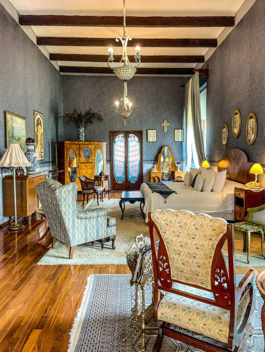 Habitaciones decoradas con muebles antiguos. 