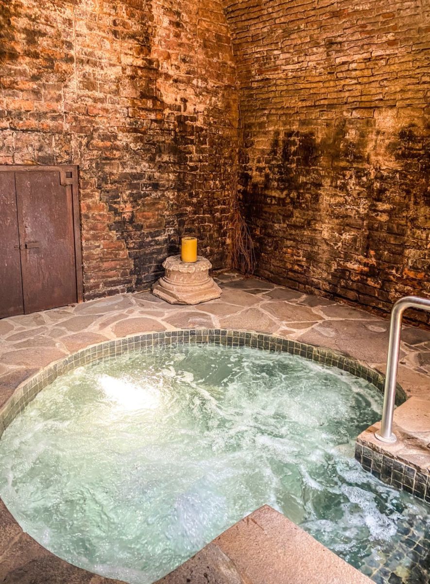 Alcoba La Taberna con un jacuzzi dentro de una auténtica taberna de piedra