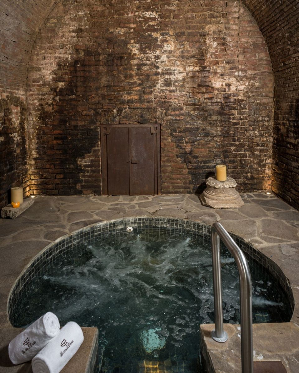 Todas las habitaciones de este hotel hacienda son distintas, pero la favorita es la que tiene su propia taberna de piedra con jacuzzi