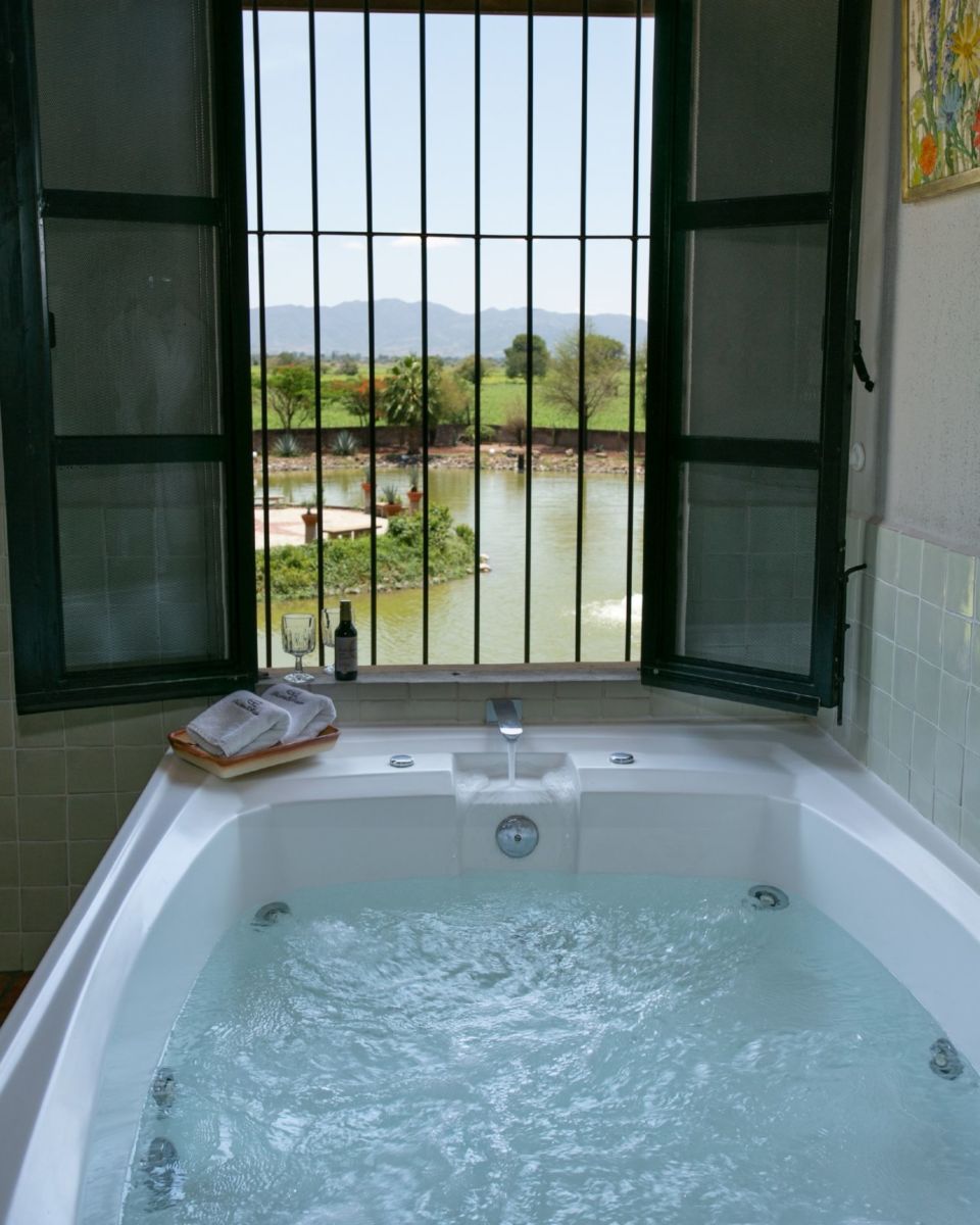 Habitaciones con jacuzzis y vistas al lago del hotel