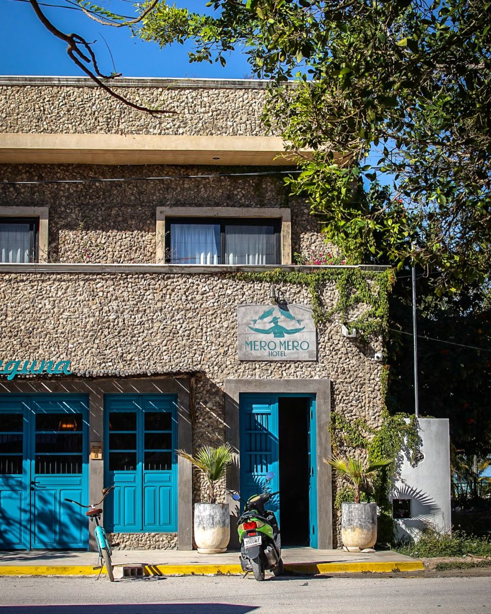 Fachada de piedra del hotel Mero Mero en El Cuyo
