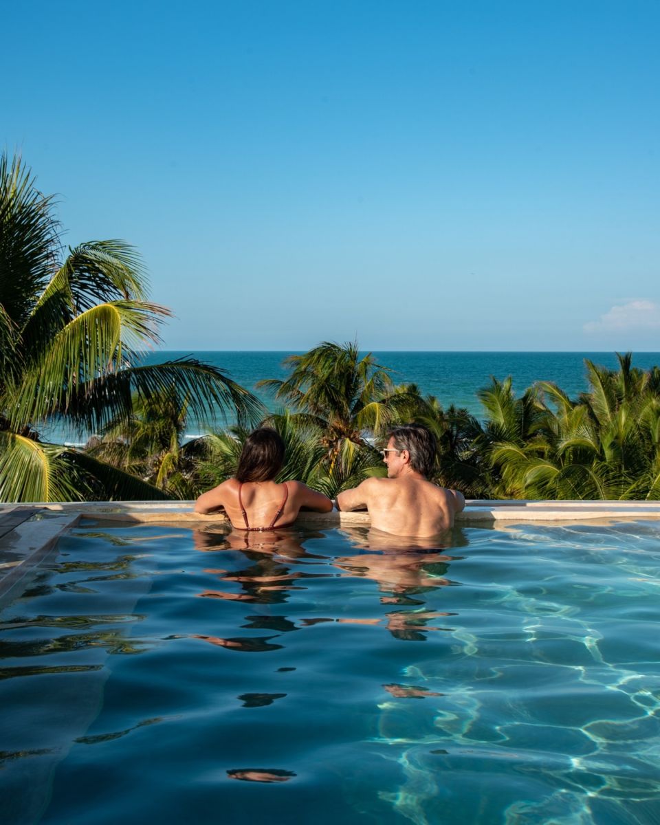 Desde la alberca en la azotea de Mero Mero se puede ver el mar