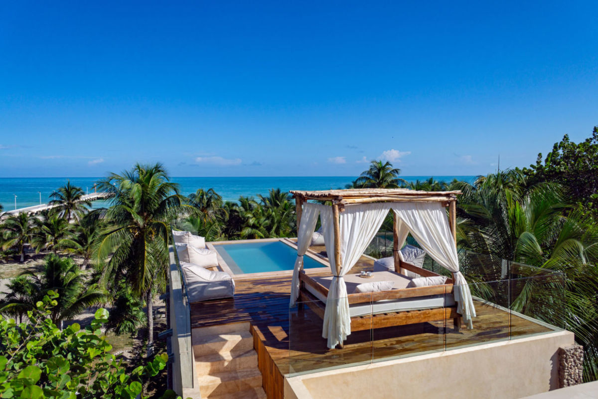 Casi nadie conoce este paraíso de playa en yucatán, y mucho menos este hotel con una alberca en la azotea con vista directa al mar