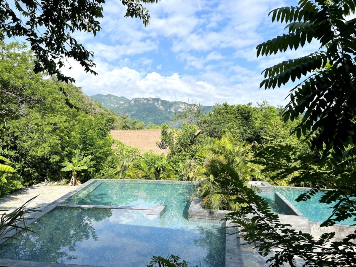 Alberca de tres niveles con vistas a la Huasteca Potosina