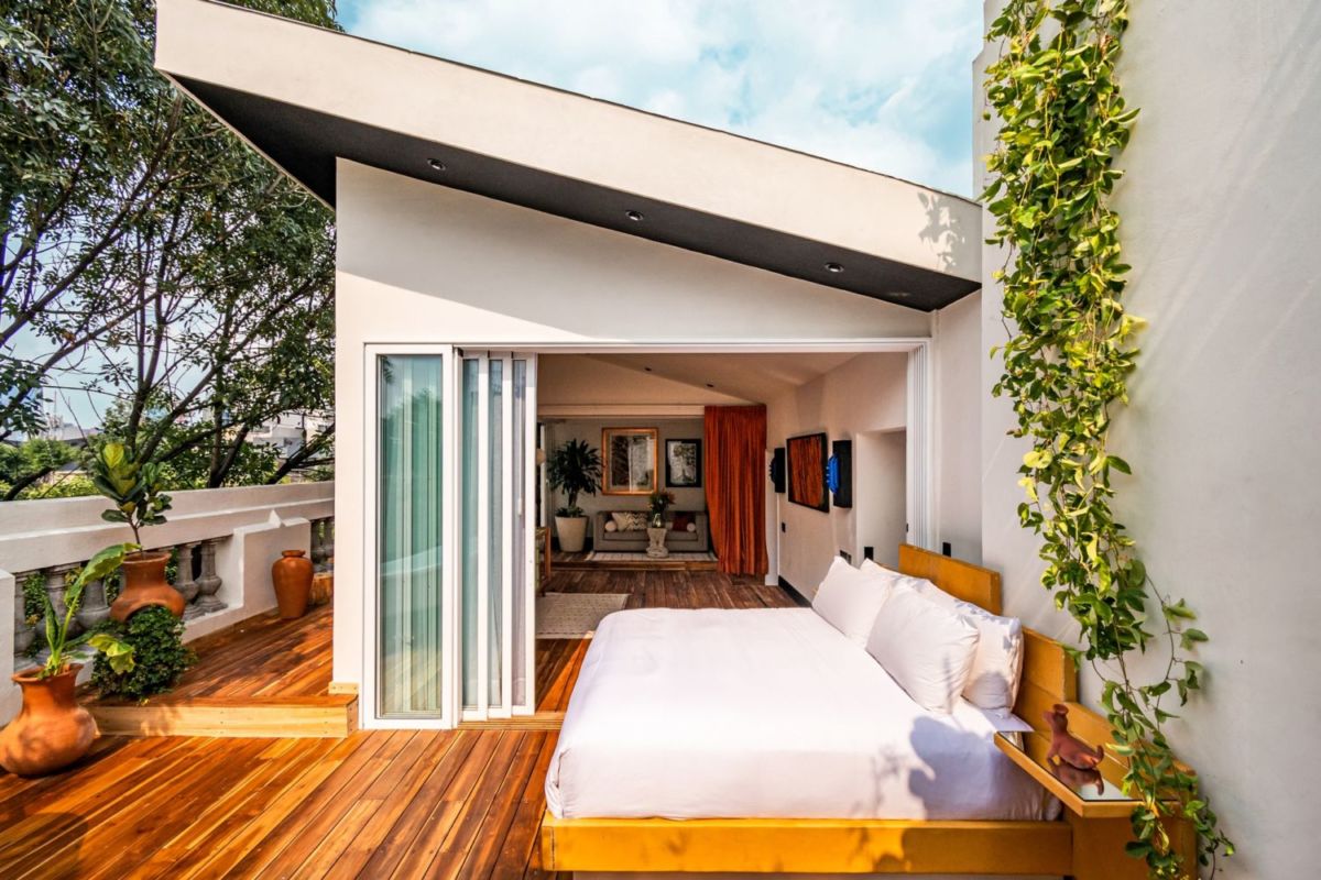 La única cama que se desliza la tiene este hotel de la CDMX: te permite dormir en la terraza y literalmente ver el cielo
