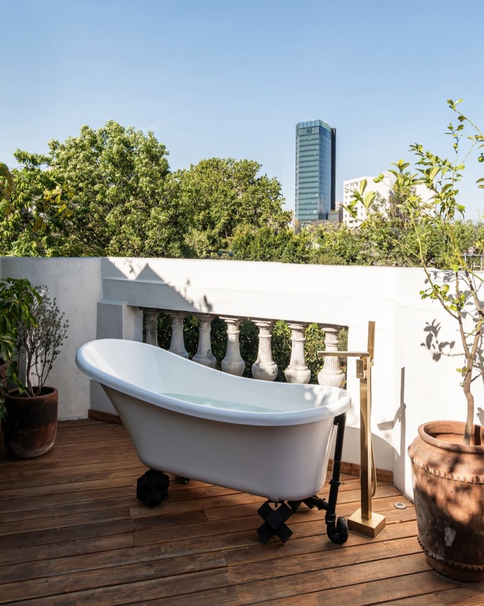 Con tina en la terraza para un baño a cielo abierto 