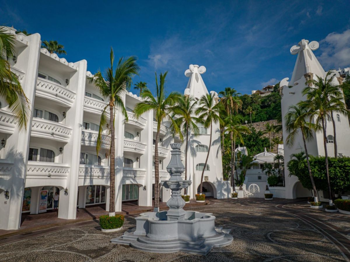 Hotel Las Hadas by Brisas