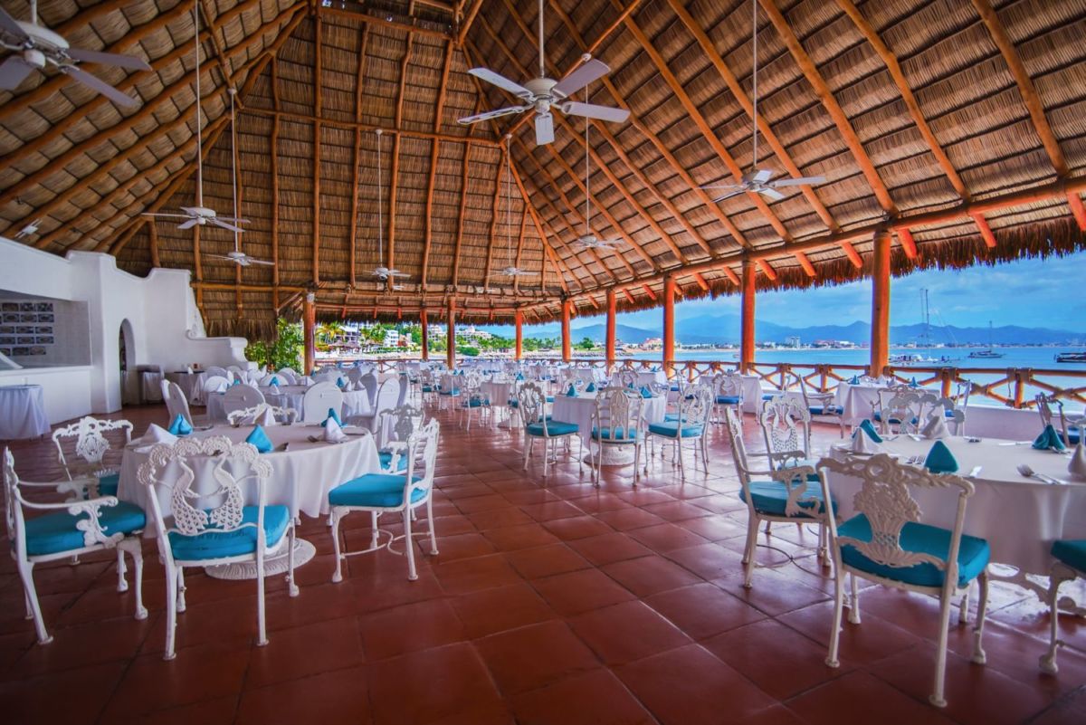 Los Delfines es un restaurante ubicado en el interior del Hotel Las Hadas Manzanillo 
