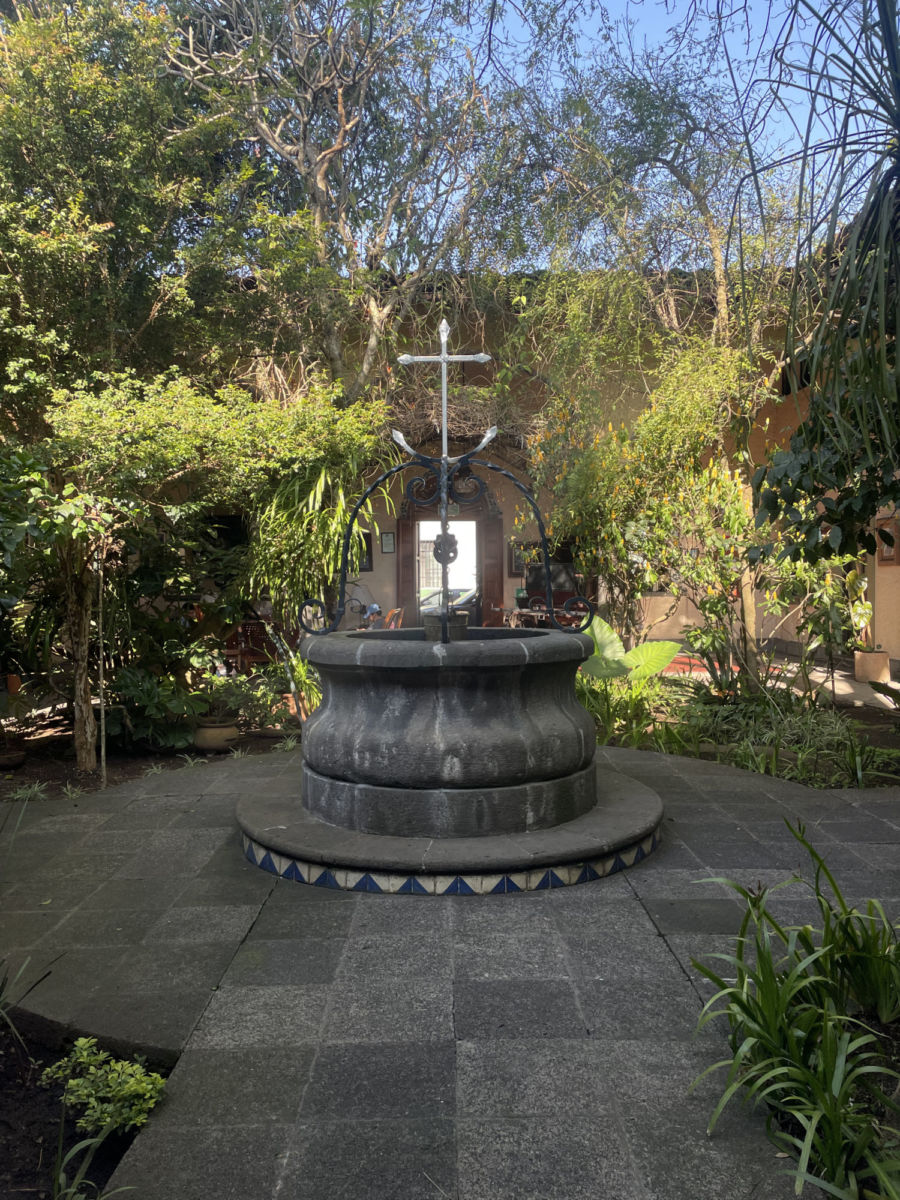 Fuente central en el jardín del Hotel Posada Coatepec