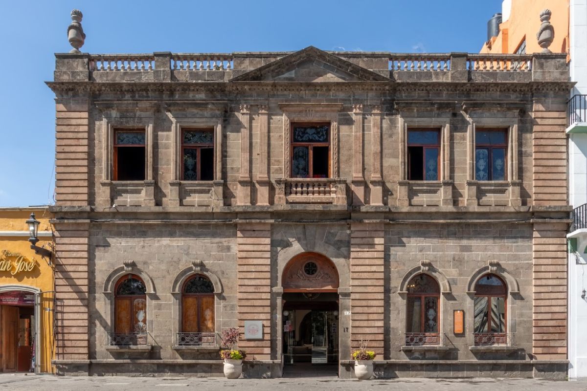 El Hotel San Francisco se ubica dentro de una antigua casona del siglo XVI
