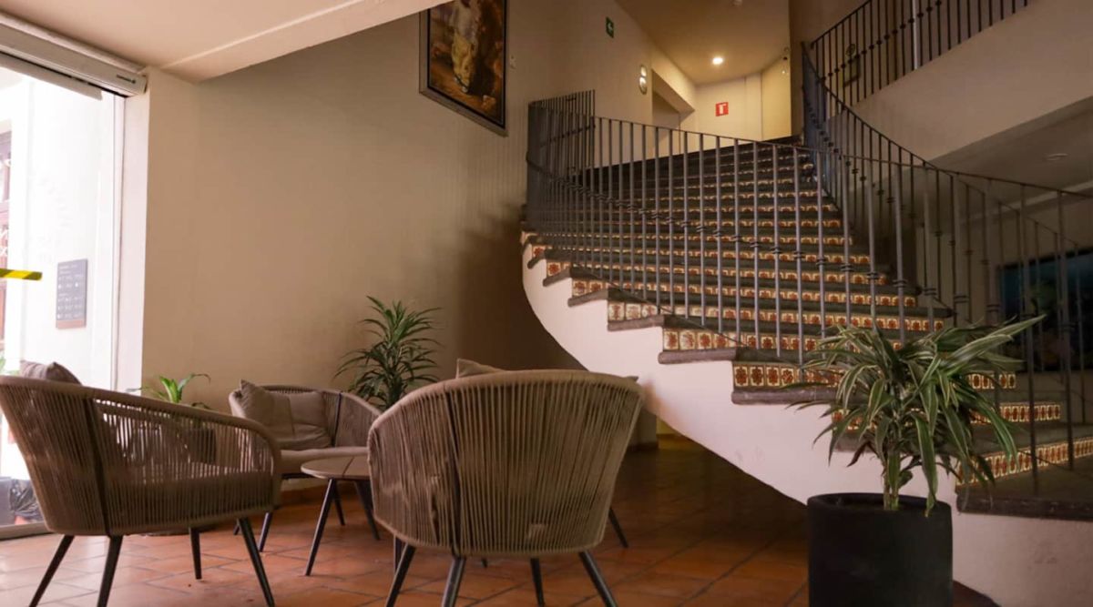El hotel tiene una arquitectura de estilo colonial