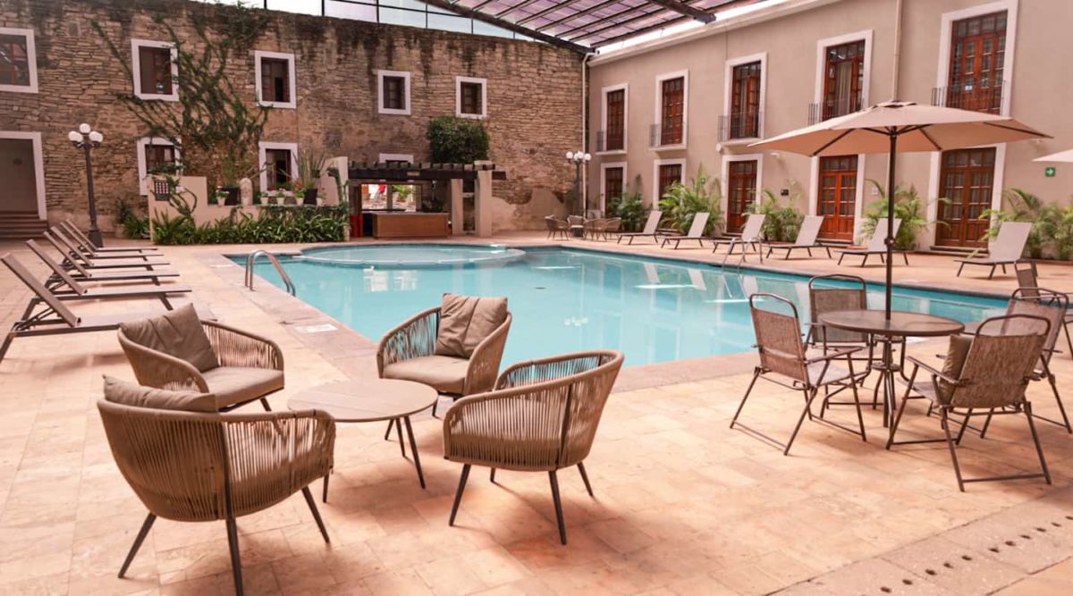 El hotel cuenta con cancha de tenis, alberca y sala de juntas 