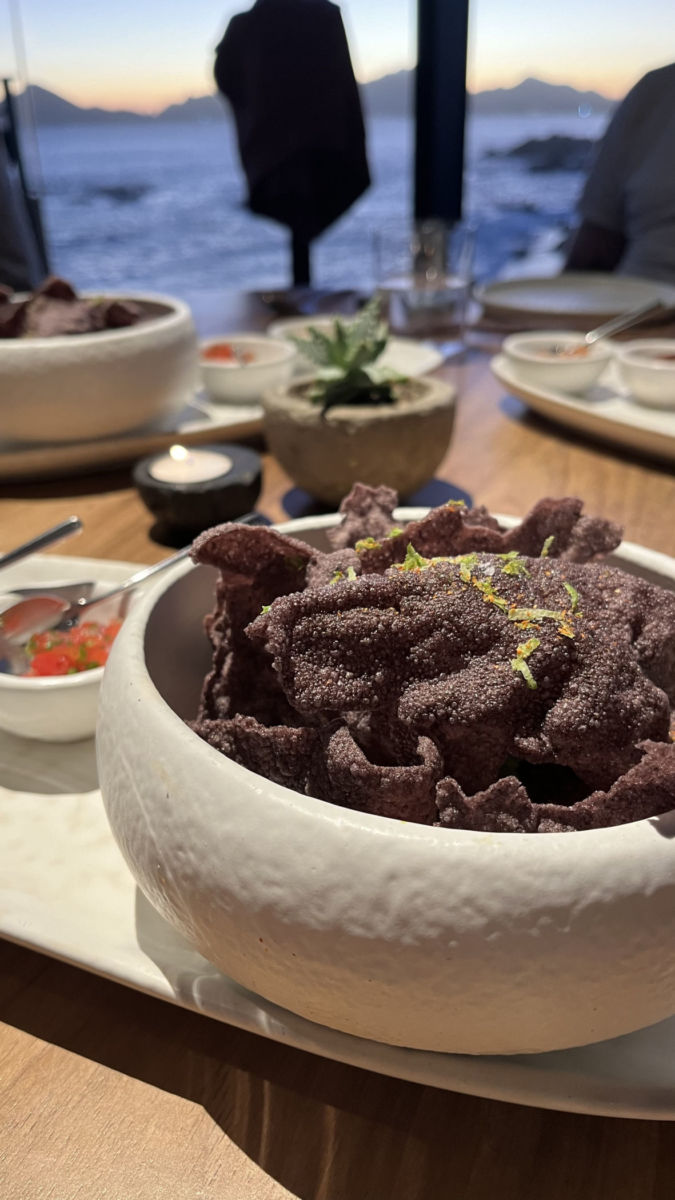 Chicharrón de arroz negro con cremoso de aguacate y cáscara de limón