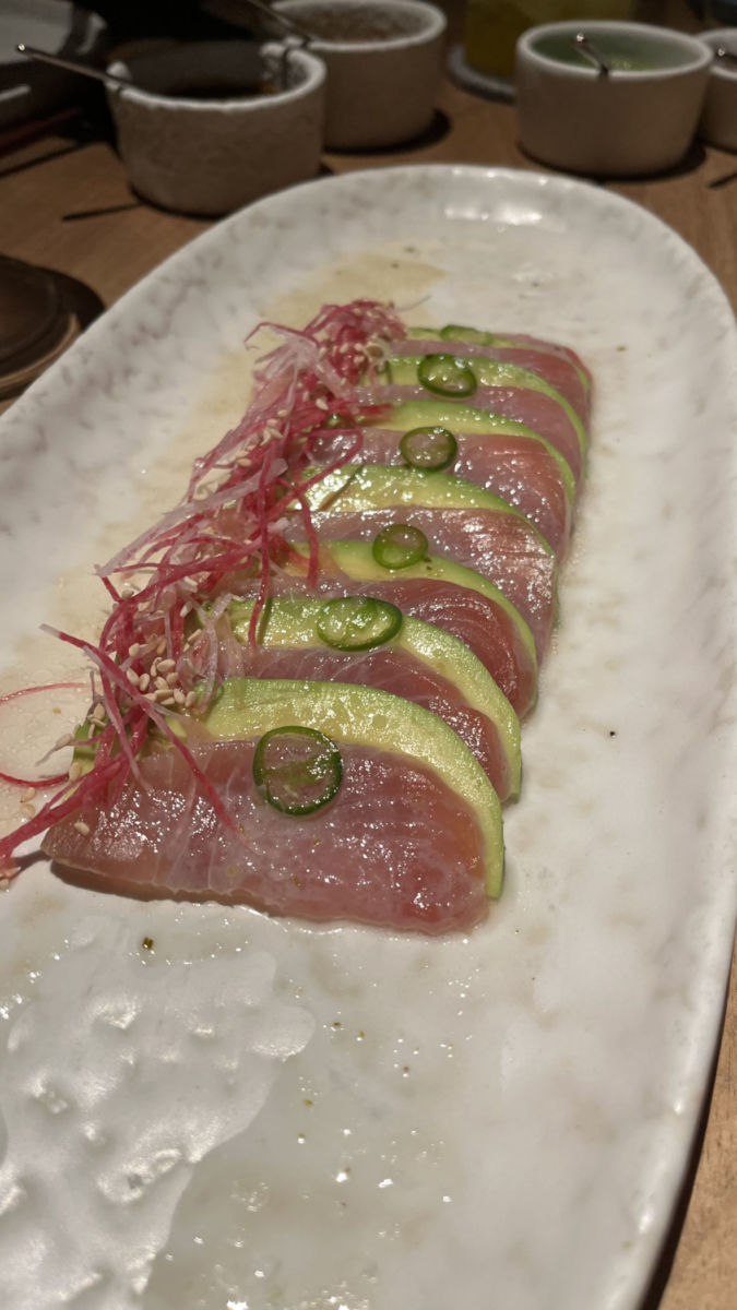 Sashimi de aleta azul con ají amarillo. 