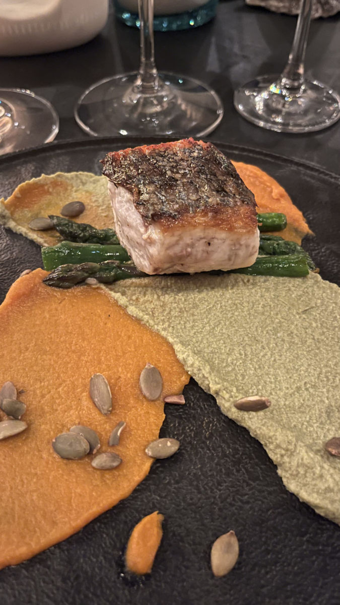 Totoaba con puré de camote, pipián verde, espárragos, pepita de calabaza y cremoso de haba verde