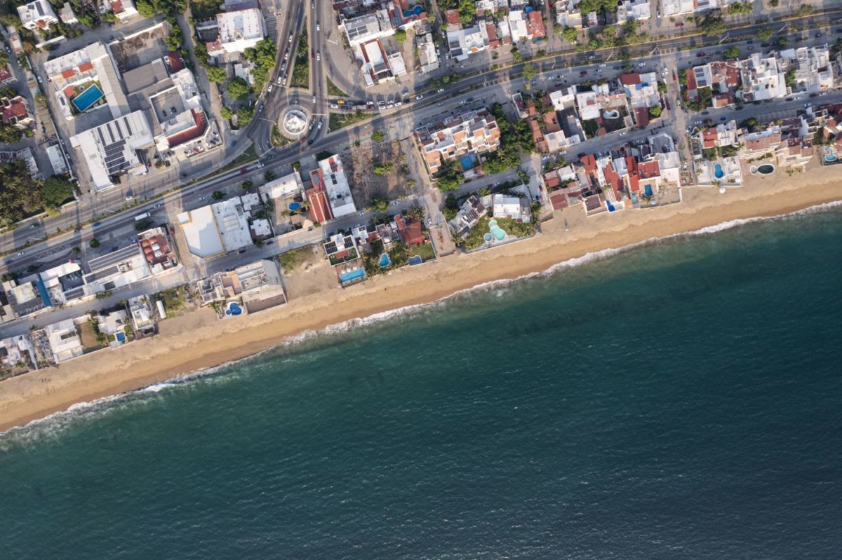 Playa Las Brisas es una de las playas más tranquilas y menos concurridas de Manzanillo