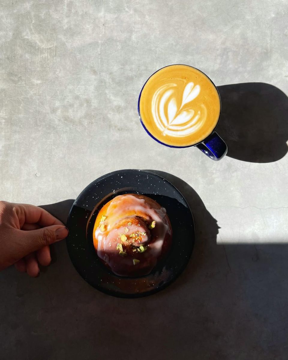 Flat white Y rol de canela.