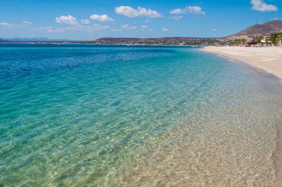 Playa de agua cristalina y arena blanca.