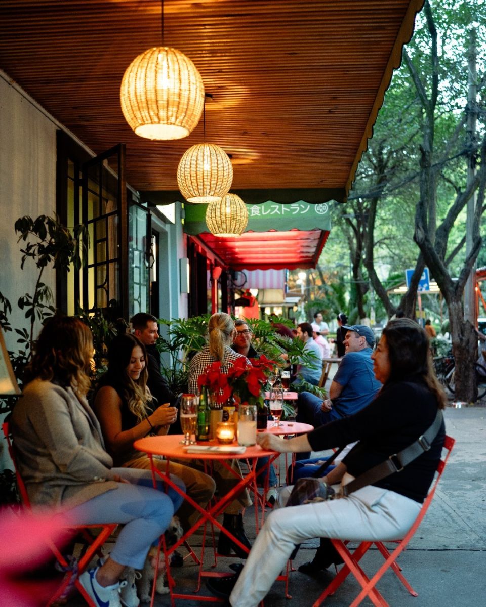 Un bar de cócteles ubicado dentro del Hotel San Fernando en la Condesa