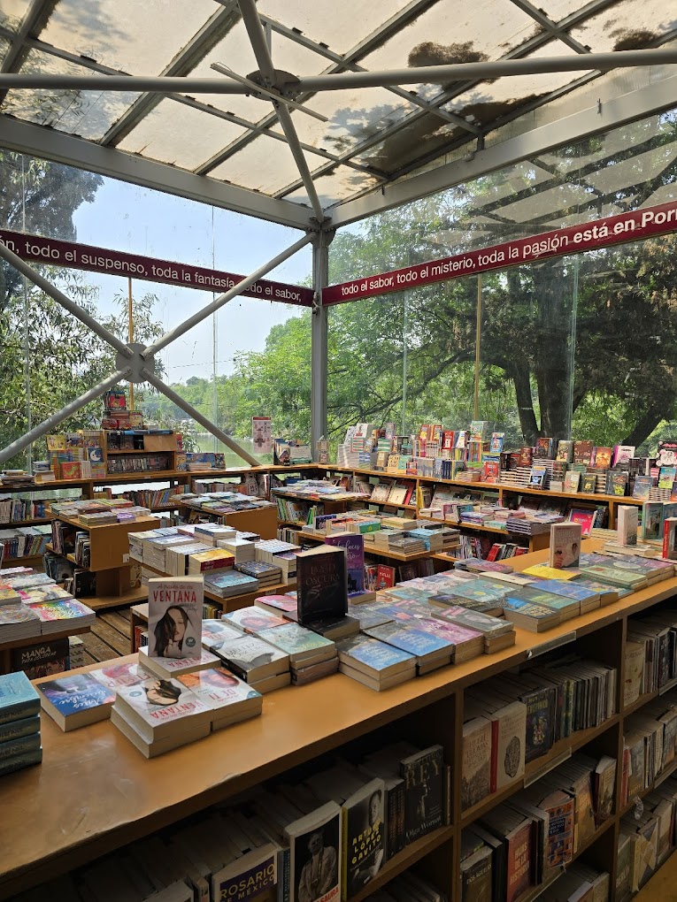 Porrúa Chapultepec tiene vistas hacia el lago, libros y rico café 