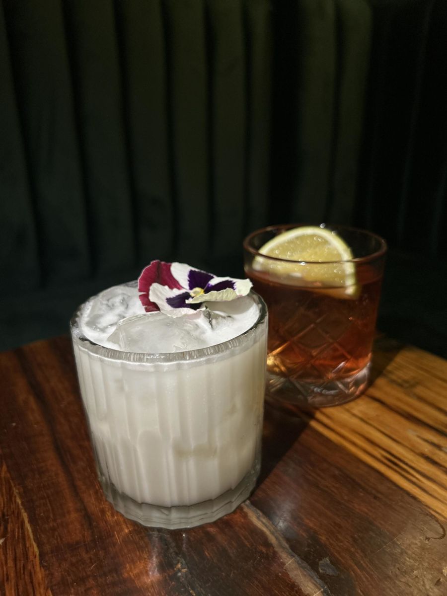 Cóctel Haku con sake, ron, leche de coco, piña, limón y agave