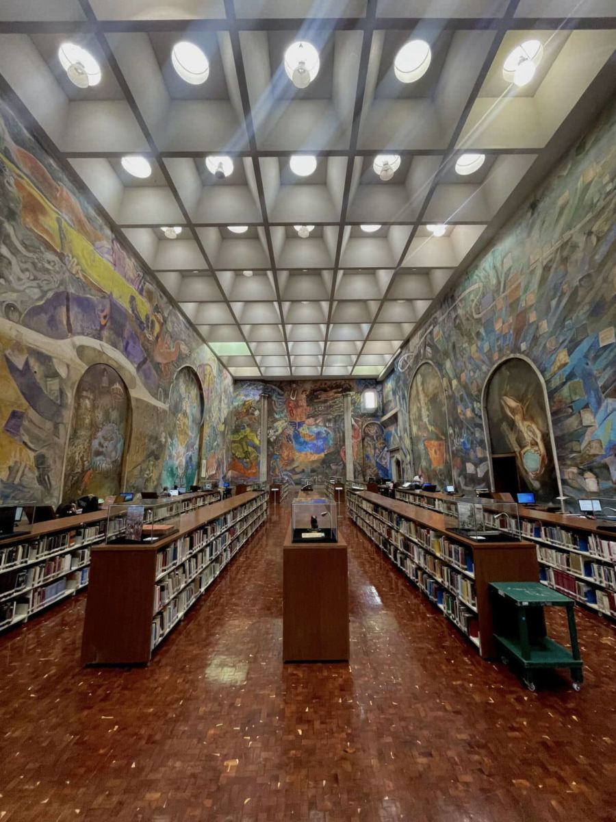 Descubre la biblioteca secreta del centro de la CDMX con todas sus paredes llenas de murales