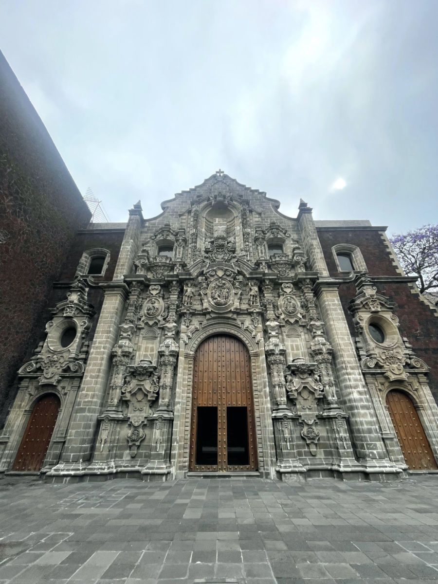 Exterior de la Biblioteca Miguel Lerdo de Tejada en el centro de la CDMX