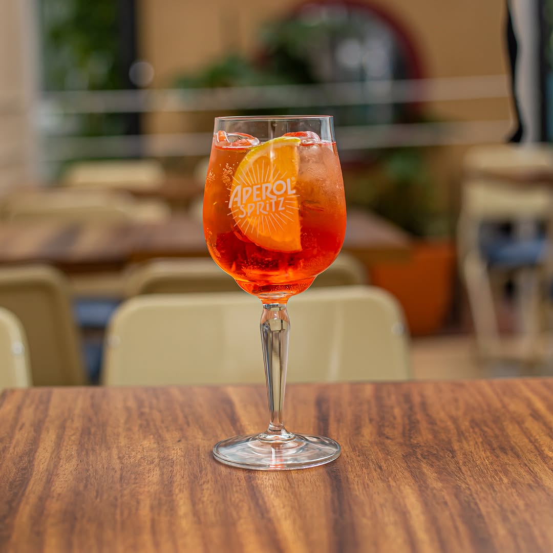 Aperol Spritz a $99 todos los lunes.