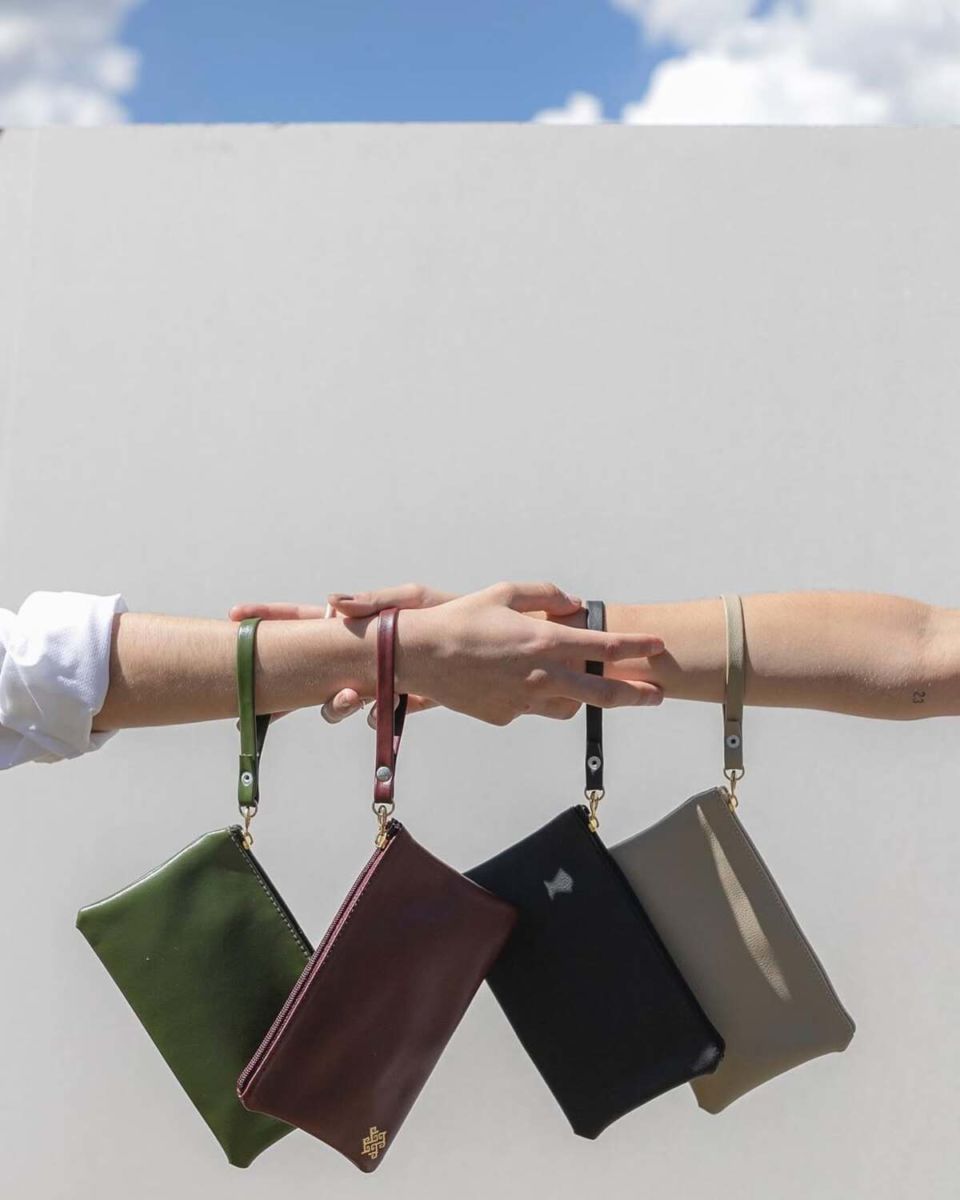 Zip Clutch por OKA, marca mexicana de moda sustentable. 