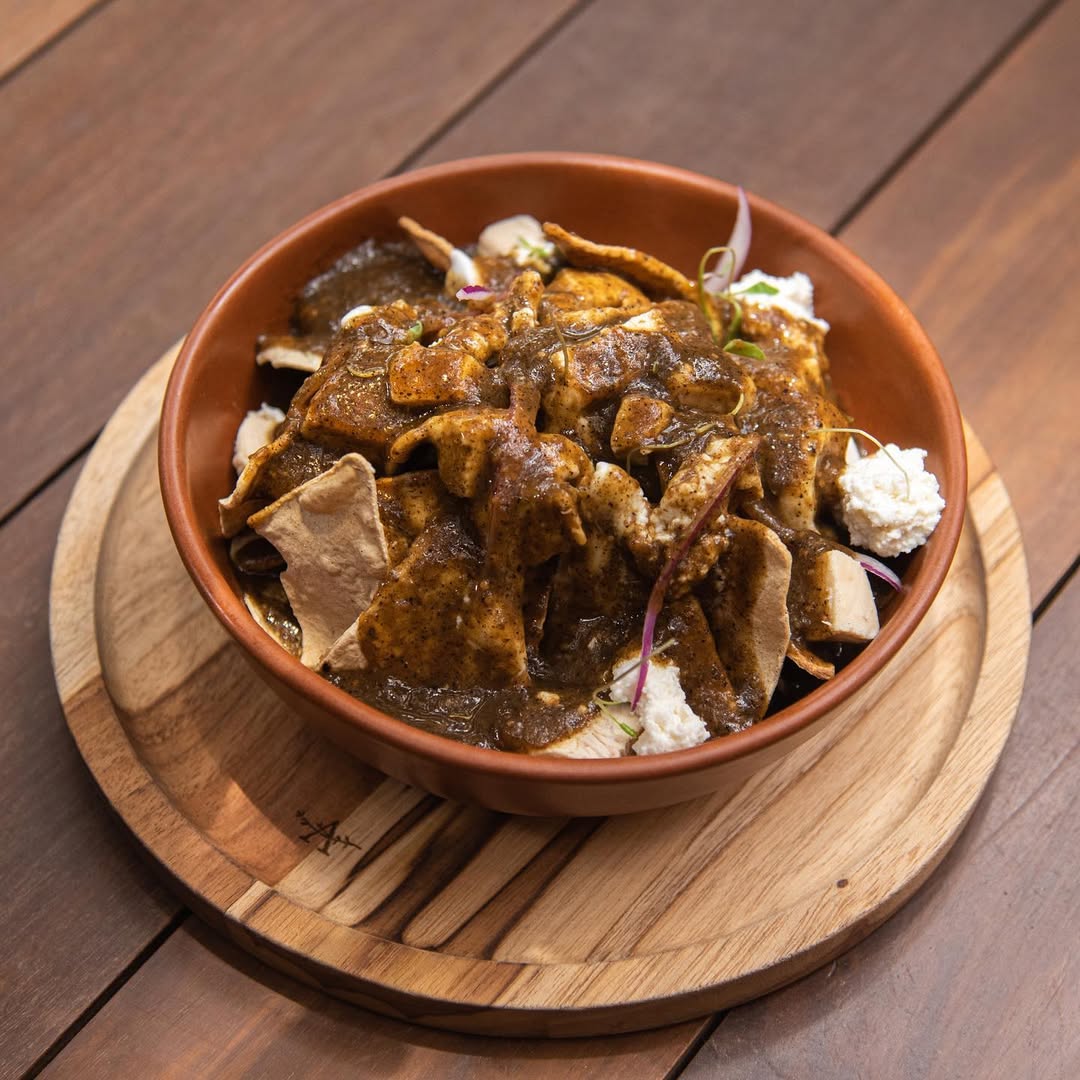 Chilaquiles con salsa de chile pasilla