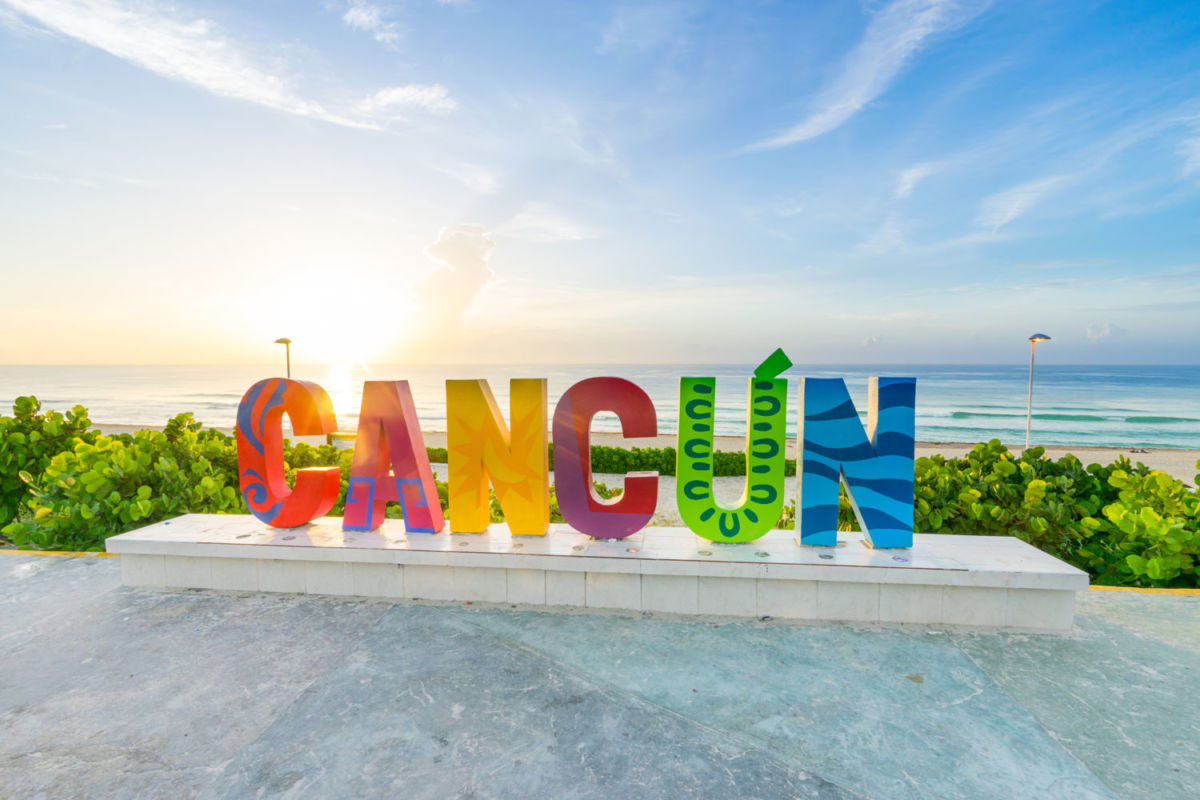 Letrero multicolor de 'Cancún' en Playa Delfines