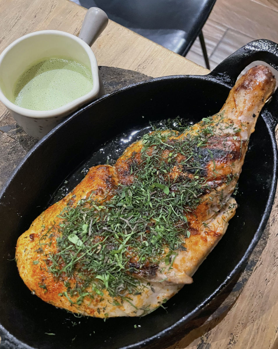 Pollo deshuesado con salsa de yogurt y menta