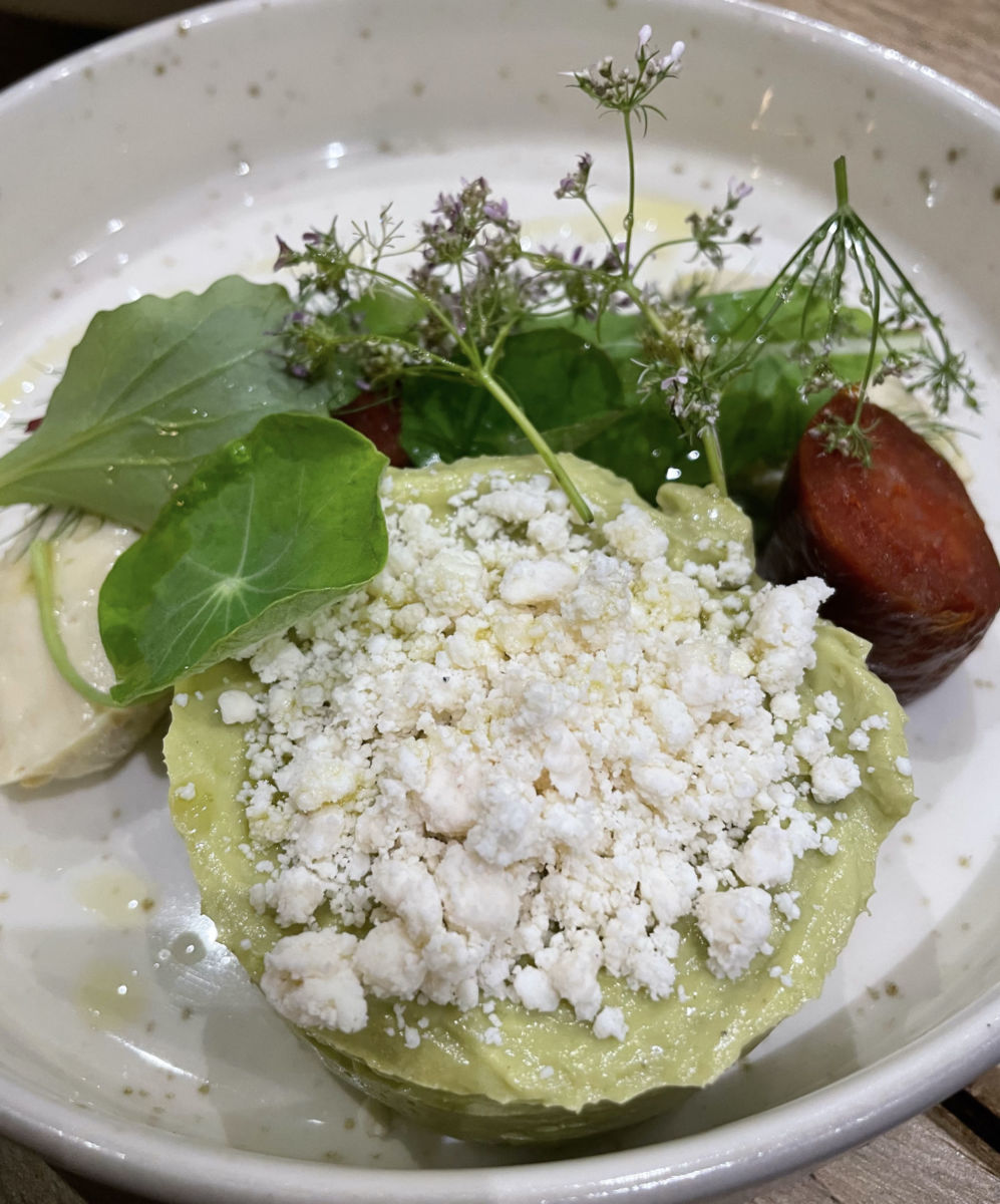 Aguacate con hummus, un plato estrella en Mesa Criolla