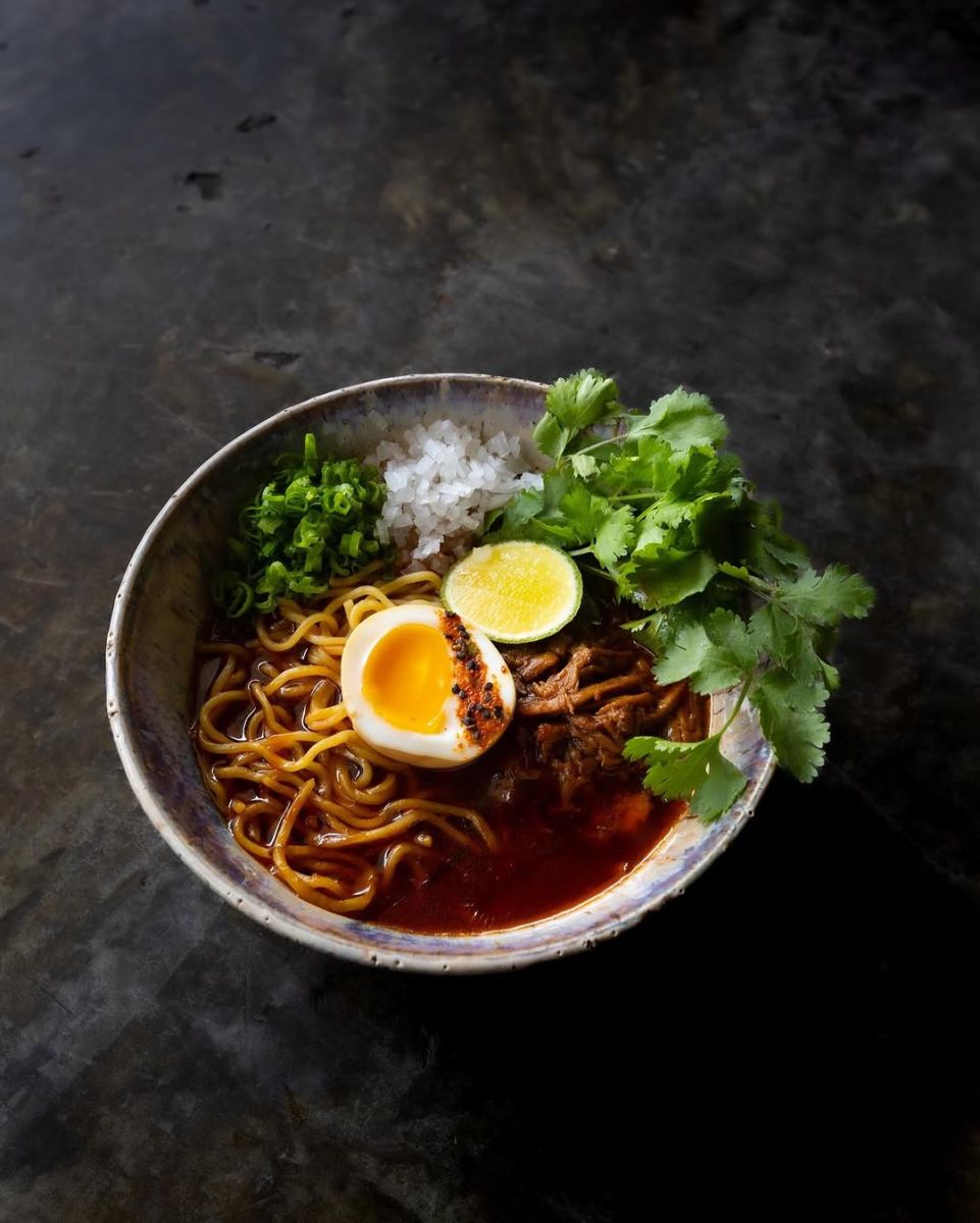 Birria ramen por Mestixa Tulum. 