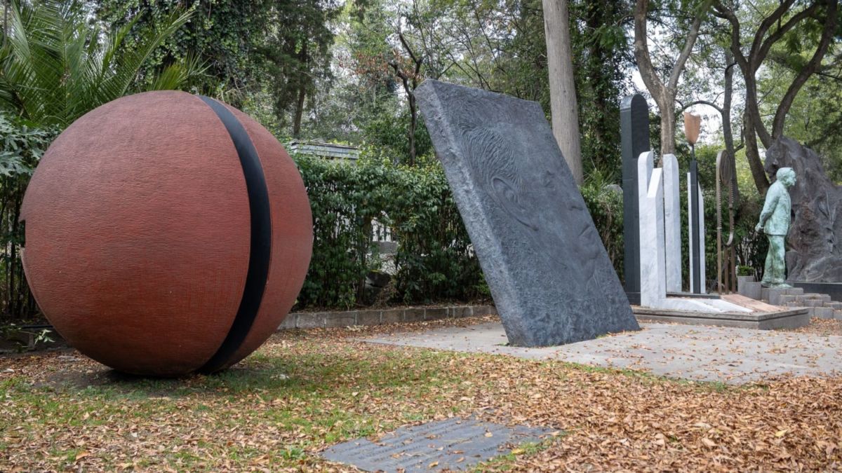 Tumbas monumentales de personas ilustres en el Panteón de Dolores 