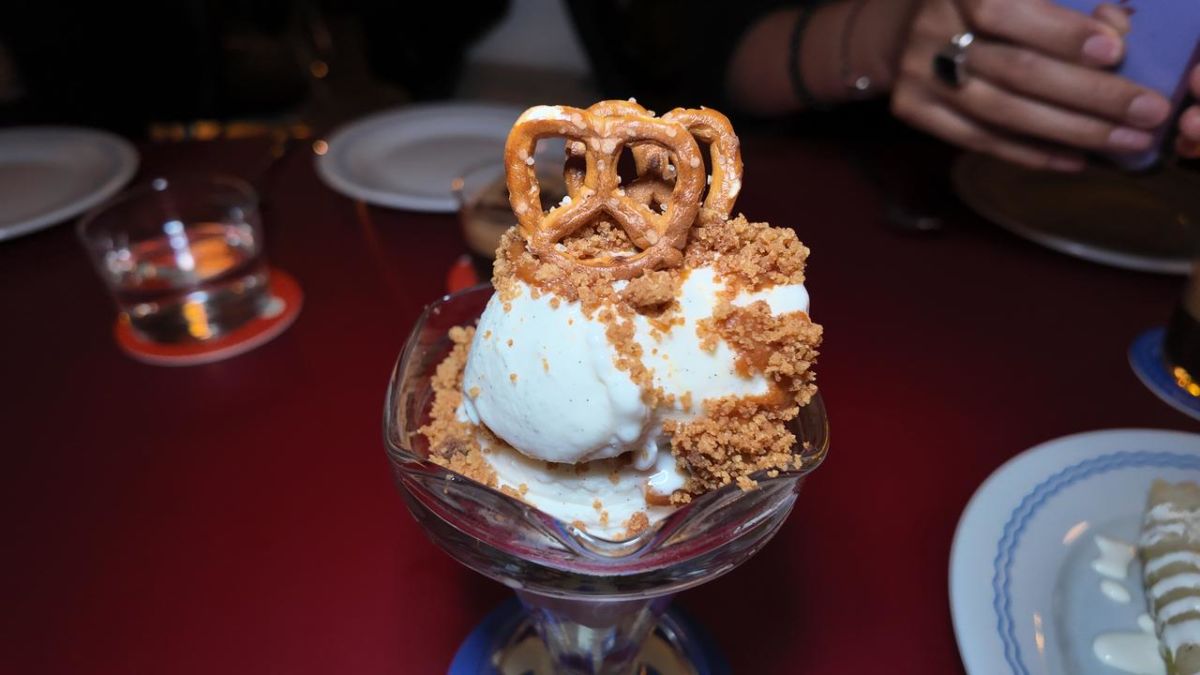 Helado de pretzel en Outline, CDMX. 
