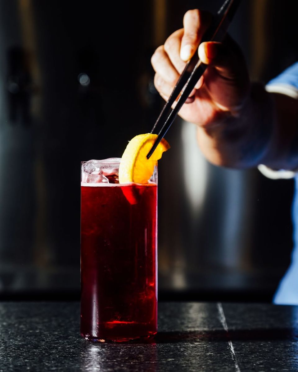 Cocktails servidos al instante en Outline en la colonia Roma.