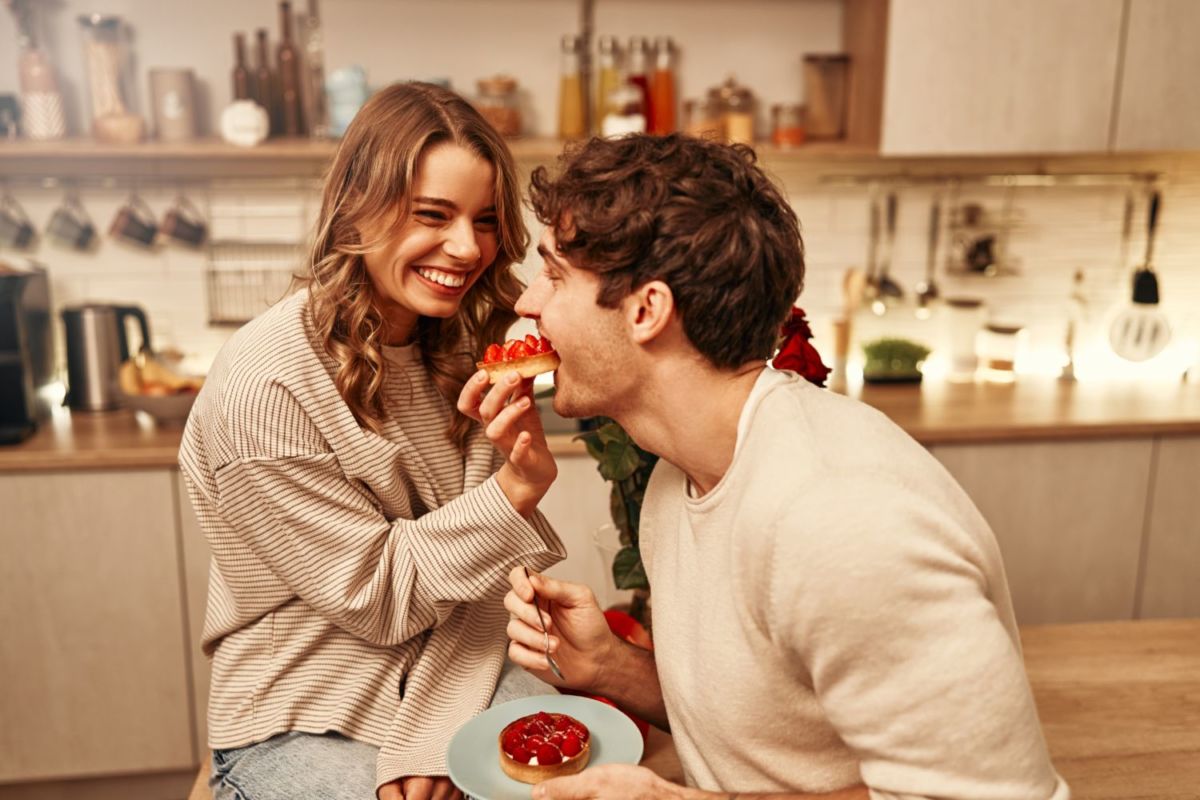 Pareja enamorada degustando postres en San Valentín. 