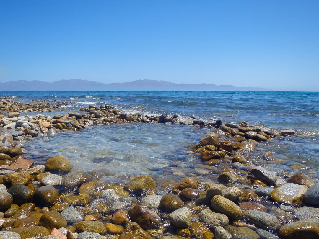 La playa Agua Caliente tiene pozas de aguas termales calientes que son el resultado de la erupción de un volcán