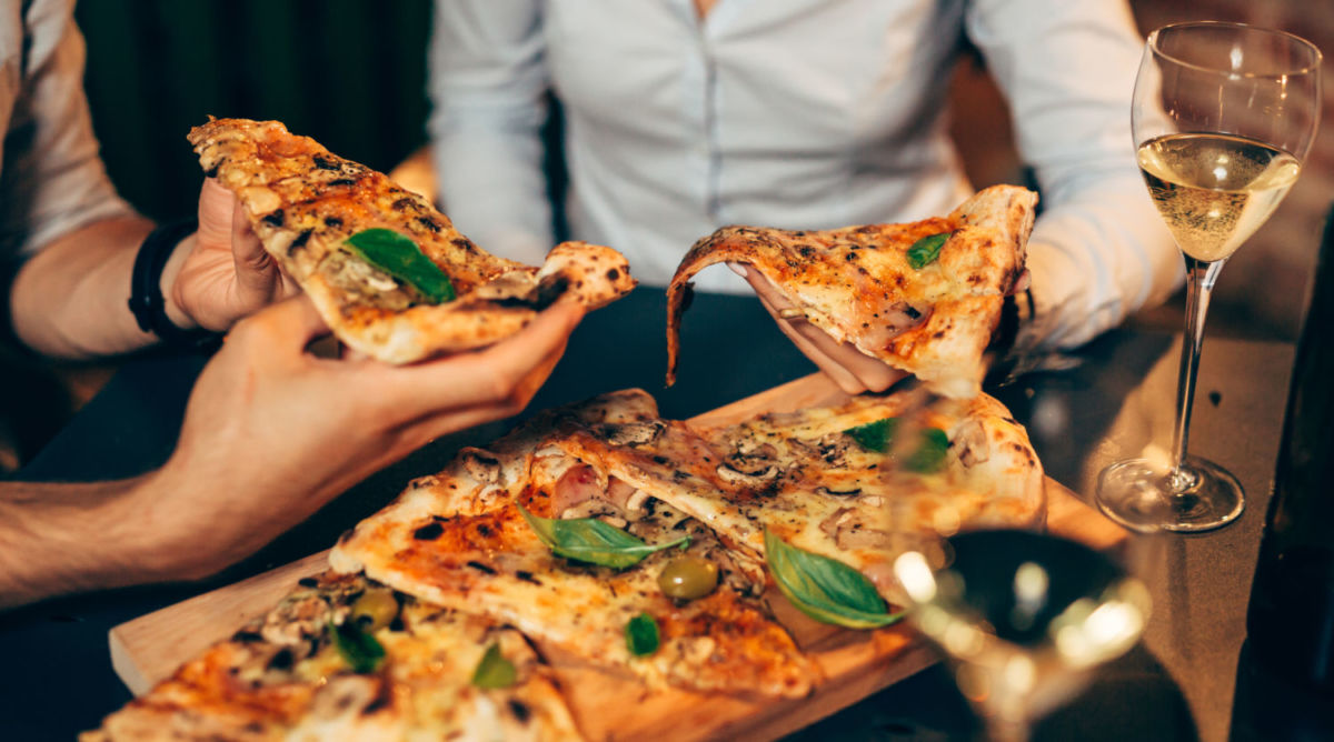 Pizza y prosecco con amigos.