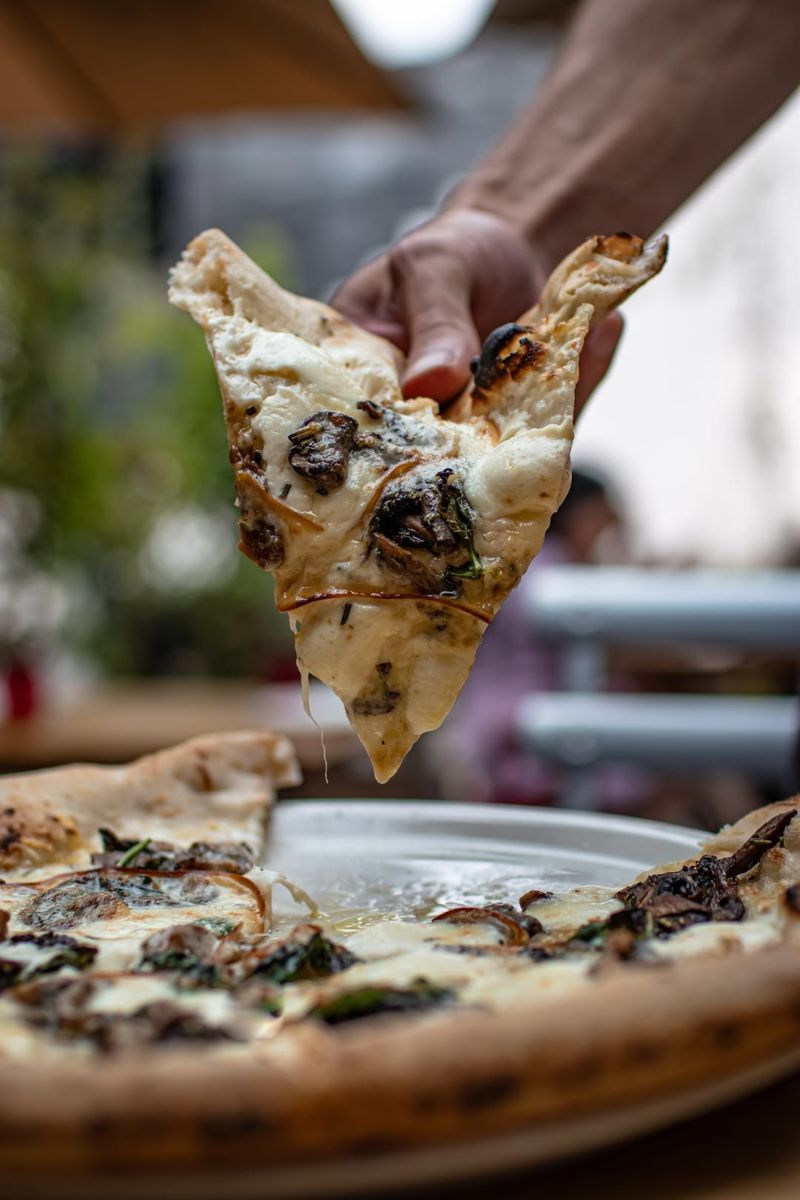 Pizza bianca de fungui en Ardente, CDMX. 