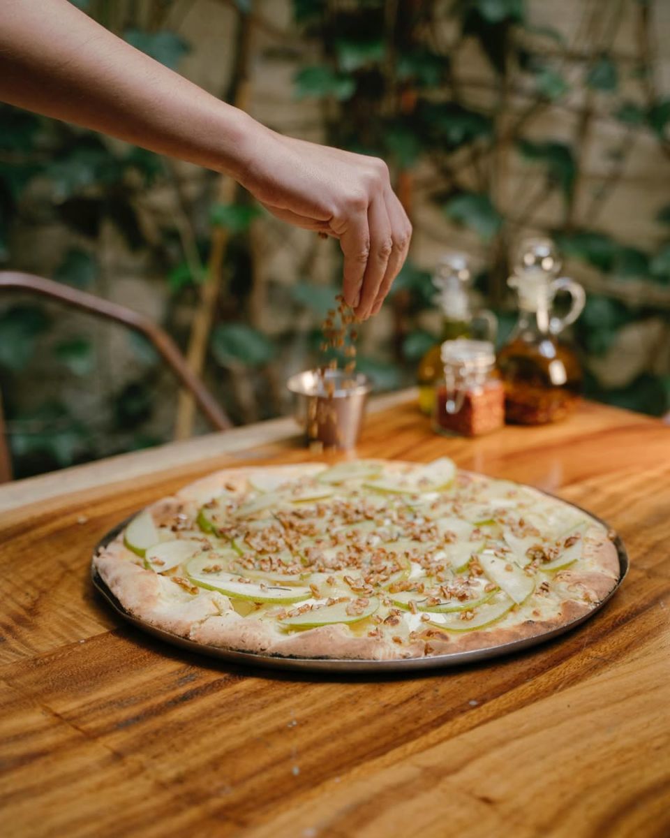 Pizza de pera y gorgonzola en Los Cancinos. 